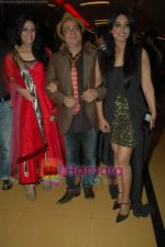 Mona Singh, Vinay Pathak, Mahi Gill at Utt Pataang film premiere in Cinemax on 1st Feb 2011 (67).JPG